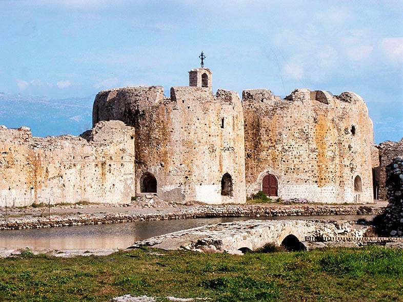﻿Ο πύργος της κεντρικής πύλης του κάστρου του Ρίου