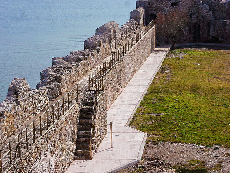 Η εσωτερική πλευρά του οθωμανικού θαλάσσιου τείχους του κάστρου του Ρίου