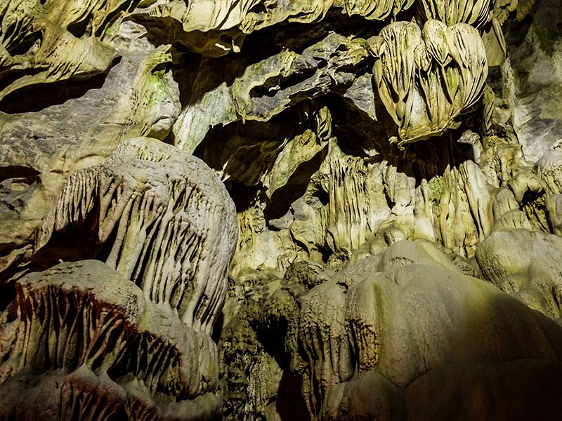 Σταλακτίτες και σταλαγμίτες στο Σπήλαιο των Λιμνών