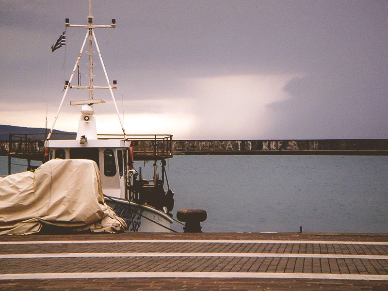 ﻿Αγκυροβολημένο πλοιάριο στο λιμάνι της Καλαμάτας
