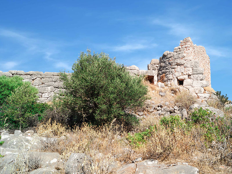 ﻿Η βορειο-ανατολική πλευρά του τείχους της Ακρόπολης της Καζάρμας με τον έναν εκ των τεσσάρων κυκλικών πύργων