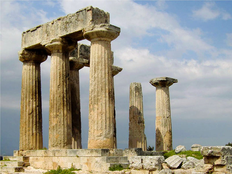 Πλαϊνή λήψη του Ναού του Απόλλωνα στην Αρχαία Κόρινθο