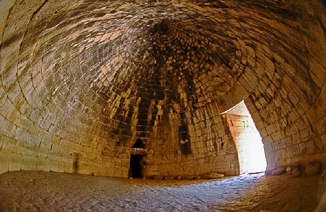 Το εσωτερικό του τάφου της Κλυταιμνήστρας στις Μυκήνες