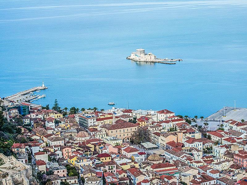 Άποψη της πόλης του Ναυπλίου μαζί με το Μπούρτζι από ψηλά