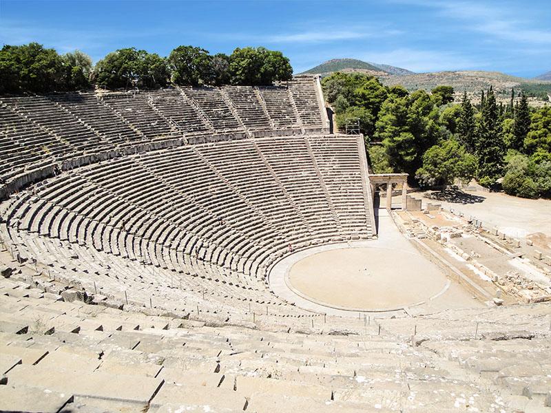 Πλάγια λήψη του θεάτρου της Αρχαίας Επιδαύρου