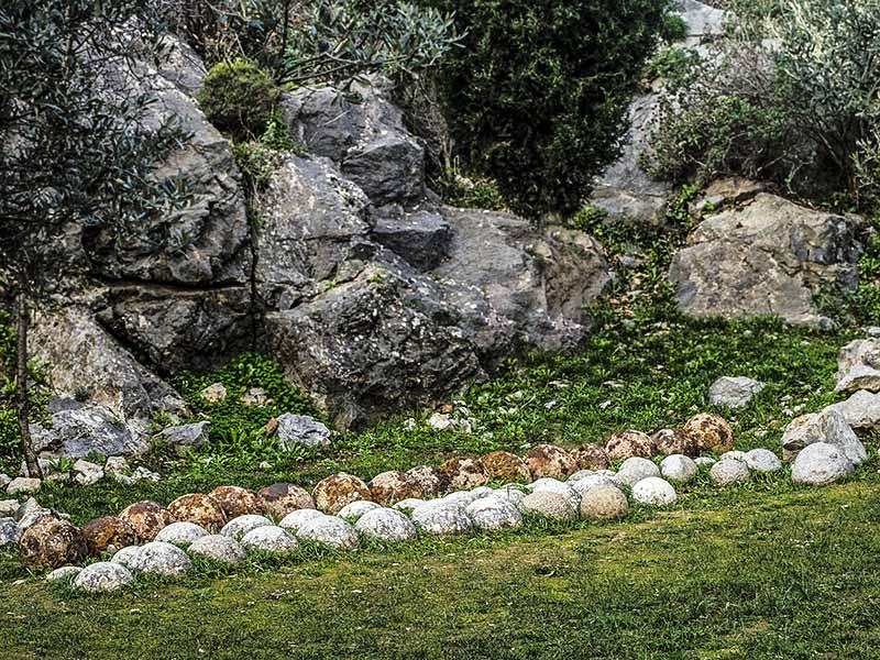 Οβίδες από τα κανόνια που βρίσκονται στο Παλαμήδι