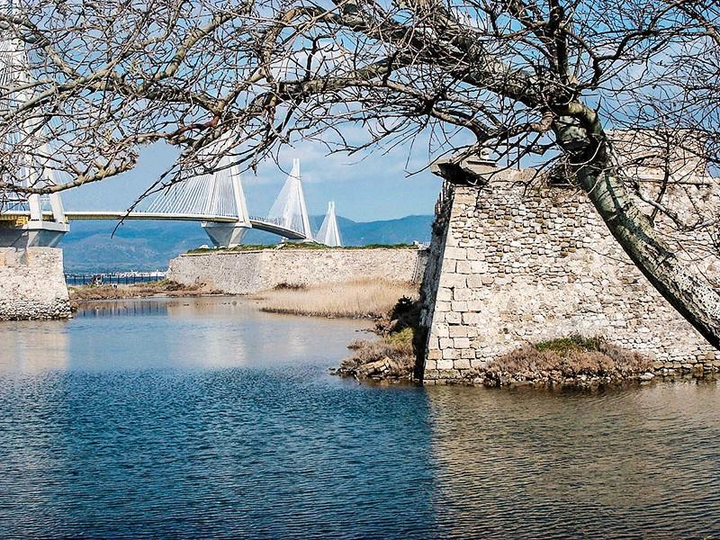 Το κάστρο του Ρίου, η τάφρος ανάμεσα στο χερσαίο τείχος και τον προμαχώνα και η γέφυρα του Ρίου Αντιρρίου