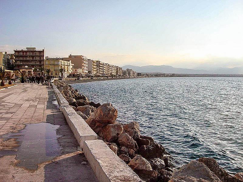 Παραλιακός δρόμος της πόλης του Λουτρακίου