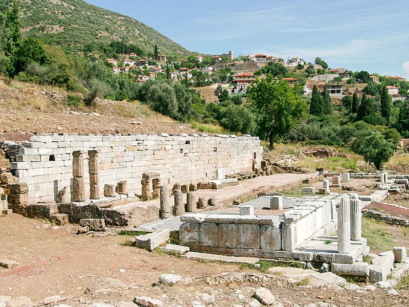 Η κρήνη Αρσινόη στην αρχαία Μεσσήνη με το χωριό Μαυρομμάτι
