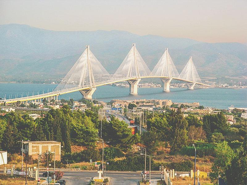 Πανοραμική λήψη της πόλης της Πάτρας με τη γέφυρα του Ρίου Αντιρρίου