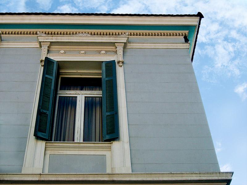 Λεπτομέρεια νεοκλασικού κτηρίου στην Πάτρα