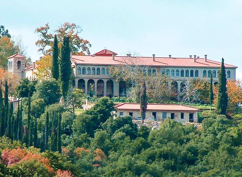 Η Ιερά Μονή της Αγίας Λαύρας στους πρόποδες του όρους Βελιά