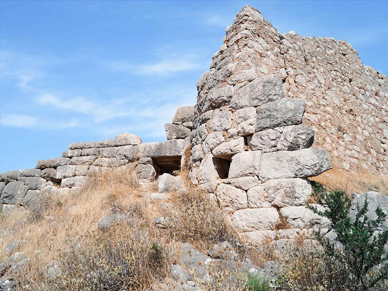 Η πύλη της Ακρόπολης της Καζάρμας