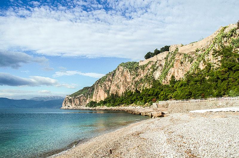 Η παραλία της Αρβανιτιάς με την Ακροναυπλία στο βάαθος