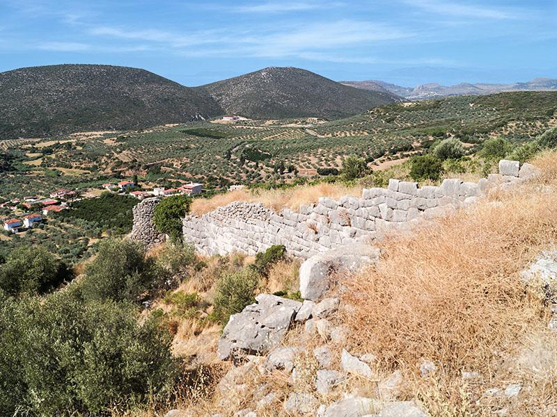 Η νοτιο-ανατολική πλευρά του τείχους της Ακρόπολης της Καζάρμας