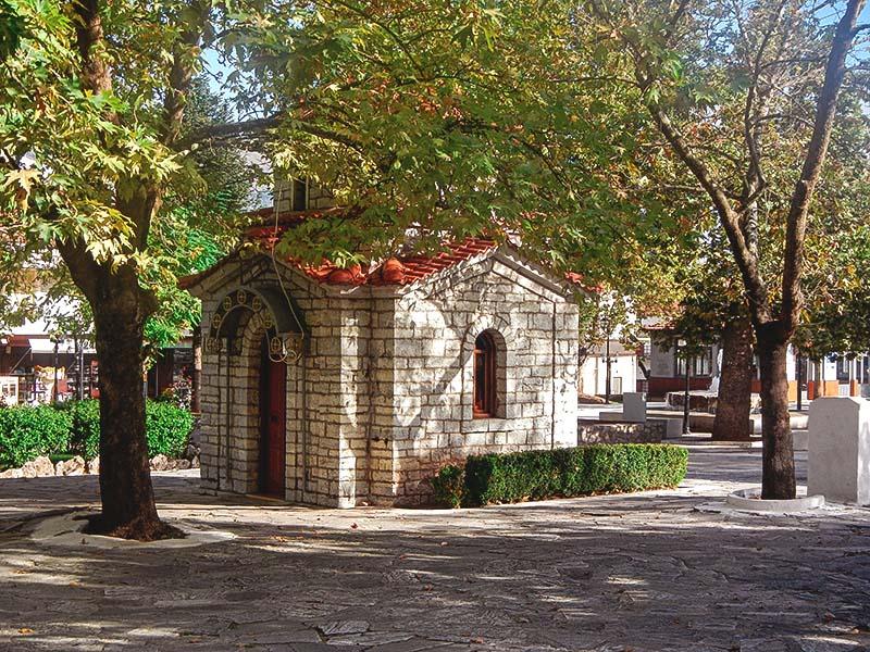 Το εκκλησάκι της Αγίας Κυριακής στην πλατεία των Καλαβρύτων