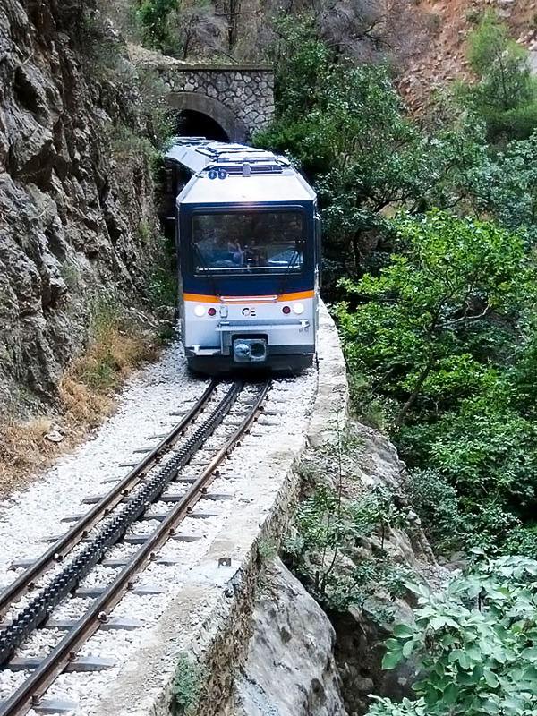 Στιγμιότυπο από τη διαδρομή Διακοφτό-Καλάβρυτα με τον Οδοντωτό Σιδηρόδρομο