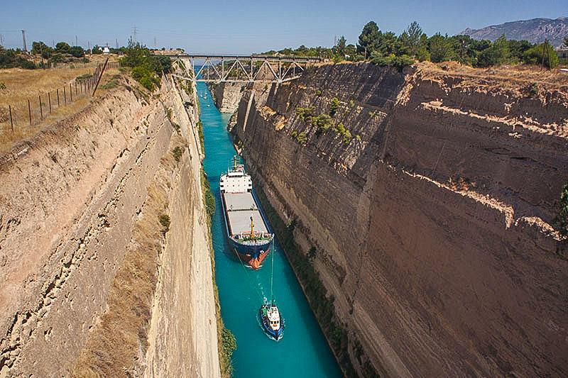 Πλοία διασχίζουν τη διώρυγα της Κορίνθου