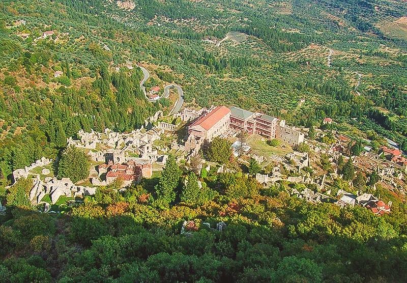 Γενική άποψη του Μυστρά με το παλάτι των Παλαιολόγων